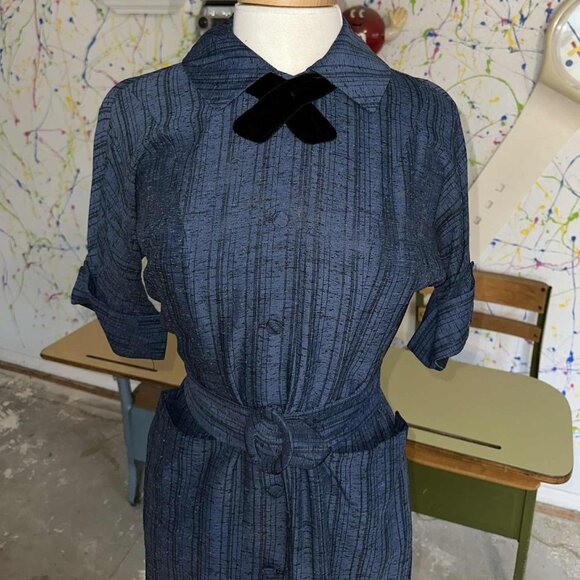 Vintage 1950s Blue Day Dress with Faux Belt, Pockets, and Black Velvet Bow - Picture 3 of 5